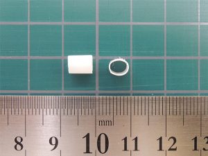 物差しの目盛りと一緒に撮影した直径約4ｍｍ・長さ約7ｍｍの小さなパイプ。小さなパイプは肌ざわりもよい