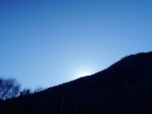 冬の山から日が昇る画像