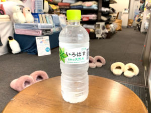 いろはすのペットボトル。お出かけ時に持っていく事も多いこのボトルで簡易枕をつくります