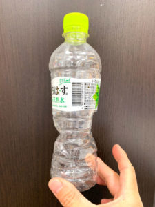 いろはすのペットボトルのキャップをゆるめ空気を抜いてまたキャップを閉めます