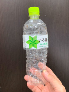 一度つぶしたいろはすのペットボトル。空気を入れて再度利用できました