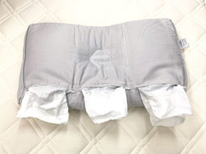 医師がすすめる健康枕・もっと首楽寝枕の本体画像調節用のポケットを引き出しています